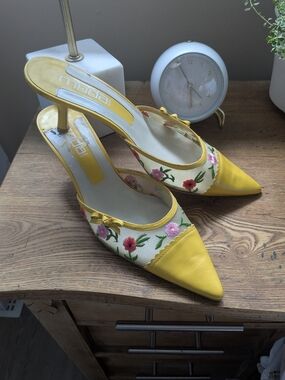 Moda Yellow Pointed Toe Floral Embroidered Slingback Heels